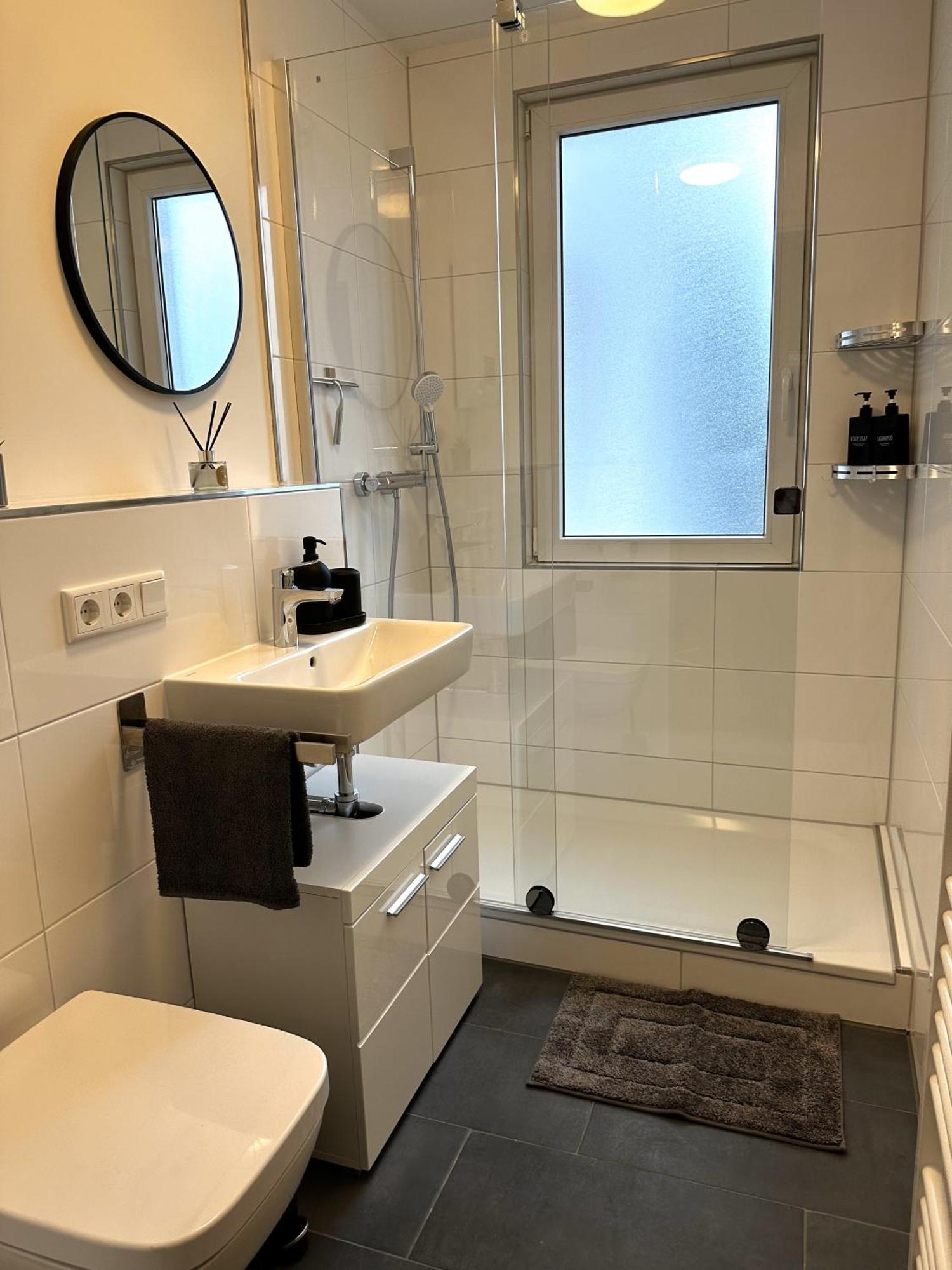 דירות Rtr Essen - Fuer Bis Zu 8 Personen - Voll Ausgestattet - Zentral Limbecker Platz - Messe - Uniklinikum - Smart Tv - Modern מראה חיצוני תמונה
